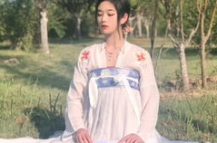古装小姐姐打伞,古装小姐姐的古典韵味