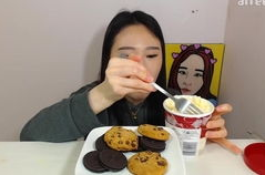 两位小姐姐吃哈根达斯,两位小姐姐共享哈根达斯冰淇淋的温馨时光